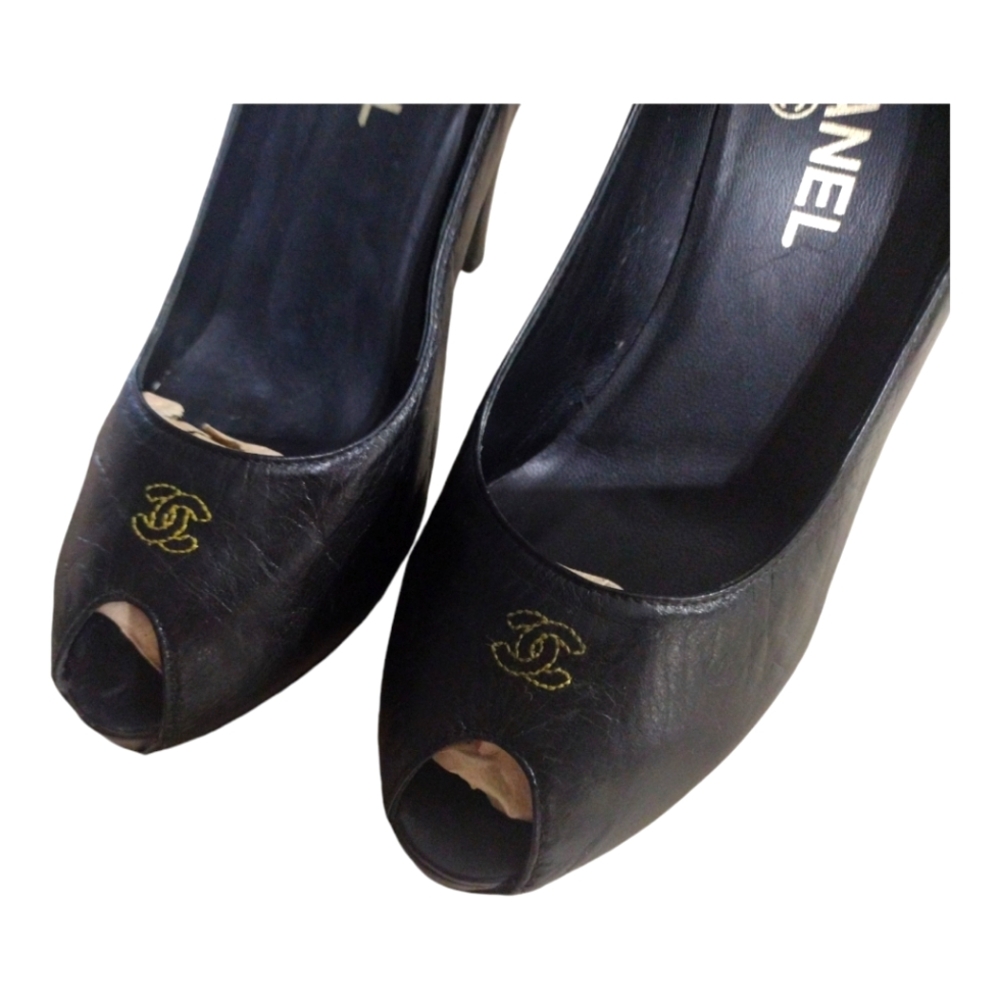 Black Chanel Pumps. Size 38.